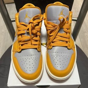 Womens air Jordan 1 Low size 9. Men size 7.5 excellent condition